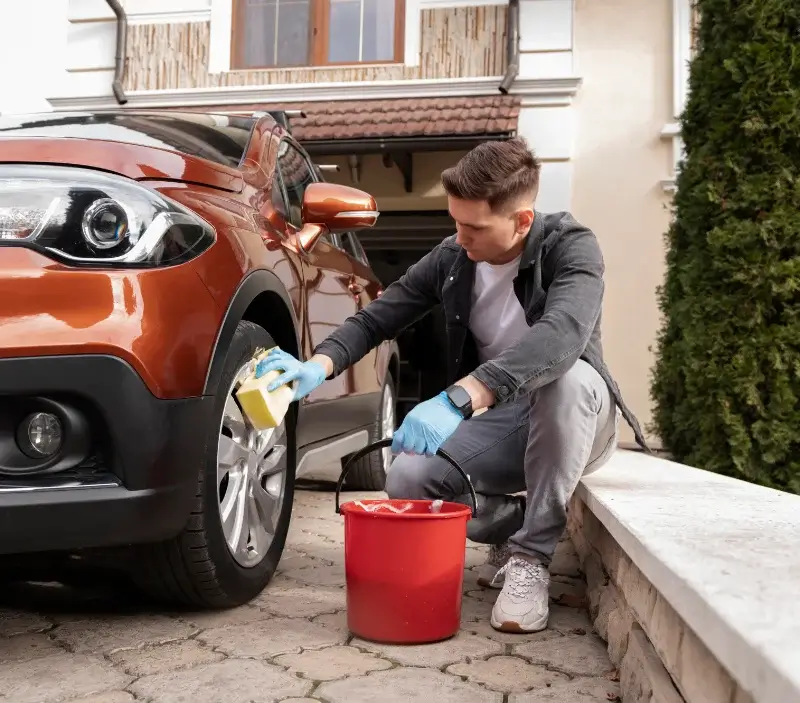 Lavage auto à domicile Castellet-lès-Sausses : professionnel intervenant sur un véhicule